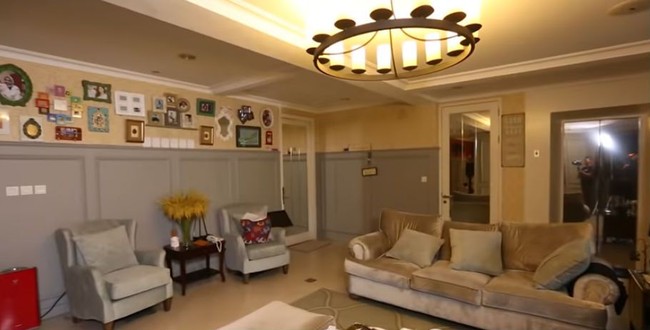 Mama Rieta mengaku tidak mengusung konsep tertentu untuk dekorasi rumahnya. Namun menurut Nagita Slavina, desain rumah tersebut merupakan percampuran antara gaya modern dan klasik. Foto: YouTube/Rumah Seleb MNCTV