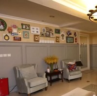 Mama Rieta mengaku tidak mengusung konsep tertentu untuk dekorasi rumahnya. Namun menurut Nagita Slavina, desain rumah tersebut merupakan percampuran antara gaya modern dan klasik. Foto: YouTube/Rumah Seleb MNCTV