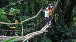 Ngeri, Siswa SD di Lebak Lintasi Jembatan Gantung yang Rusak