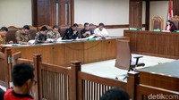 Nur Alam tersangkut kasus korupsi izin usaha pertambangan.
