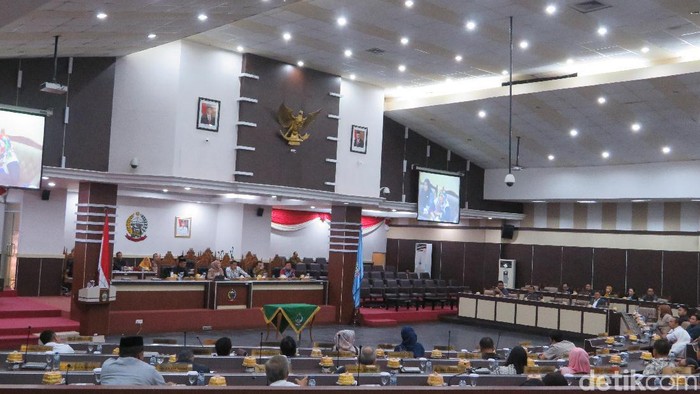 Paripurna DPRD Sulsel Dihujani Interupsi, Dewan Pertanyakan Ranperda OPD