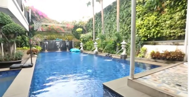 Berpindah ke area teras, ada kolam renang yang cukup besar. Di sini juga jadi tempat kumpul keluarga. Foto: YouTube/Rumah Seleb MNCTV