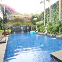 Berpindah ke area teras, ada kolam renang yang cukup besar. Di sini juga jadi tempat kumpul keluarga. Foto: YouTube/Rumah Seleb MNCTV