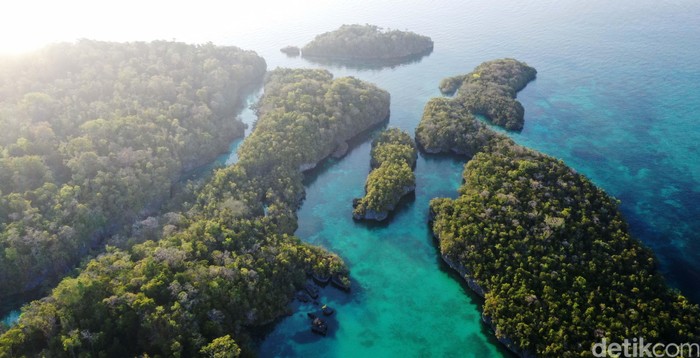 Seperti Raja Ampat di Papua, Pulau Baer di Tual, Maluku, juga punya keindahan alam yang memukau. Ada cerita peperangan di balik pulau ini.