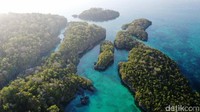 Kalau Pulau Baer beredar cerita katanya melalui peperangan. Jadi ada peperangan masyarakat Pulau Laut dan masyarakat Papua. Kenapa namanya Baer? karena setelah itu masyarakat laut menang yang kalahnya adalah Bair, makanya dikasih nama Pulau Bair jelas Kepala Dinas Pariwisata Siti Tamher.