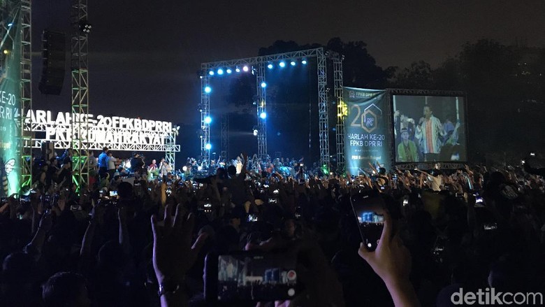 Didi Kempot Goyang Sobat Ambyar di Harlah Ke-20 Fraksi PKB Didi Kempot Goyang Sobat Ambyar di Harlah Ke-20 Fraksi PKB