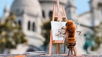 Gayanya saat melukis di Montmartre, masih destinasi di Paris. (bee_nfluencer/Instagram)