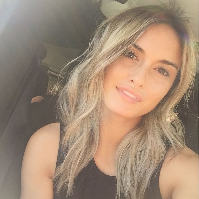 Seperti dikutip dari Heavy, keluarga Julia sedih karena public stunt yang kerap ia lakukan. Sang ayah pernah berkomentar di Facebook-nya dengan emoticon menangis setelah drama sensualitas yang dibuat oleh putrinya itu.  Foto: dok. Instagram