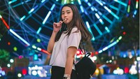 Suroboyo Carnival Park punya bebrgai spot foto yang instagramable dengan nuansa Eropa. Mulai dari wahana anak-anak hingga remaja lengkap tersedia di taman rekreasi ini. (Instagram Suroboyo Carnival Park)