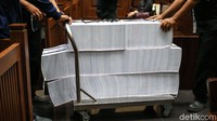 Berkas perkara tersebut sangat tebal.