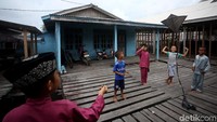 Cerianya anak-anak di Pulau Laut bermain layang-layang di sore hari.