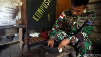 Untuk memenuhi kebutuhan makan, para personil TNI di sana mengerjakannya bersama-sama. Mereka membagi tugas dalam kegiatan memasak tersebut. Ada yang bertugas membuat bumbu masakan, ada pula yang bertugas menggoreng bahan makanan.