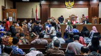 Warga membayar denda bervariasi dari Rp 2,5 juta hingga puluhan juta rupiah tergantung jenis pelanggaran dan keputusan hakim.