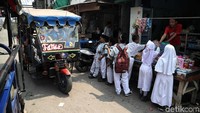 Tak sedikit pula warga Muara Angke yang menggantung hidup dari odong-odong selain mencari nafkah sebagai nelayan. Oleh karenanya pelarangan odong-odong beroperasi di Jakarta dinilai harus dikaji ulang agar dapat mengakomodasi kebutuhan seluruh warganya.