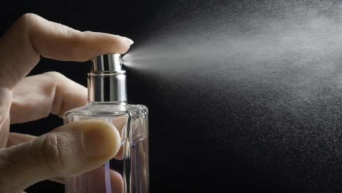 menyemprot parfum parfum