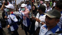 Aksi diikuti oleh pria dan wanita.
