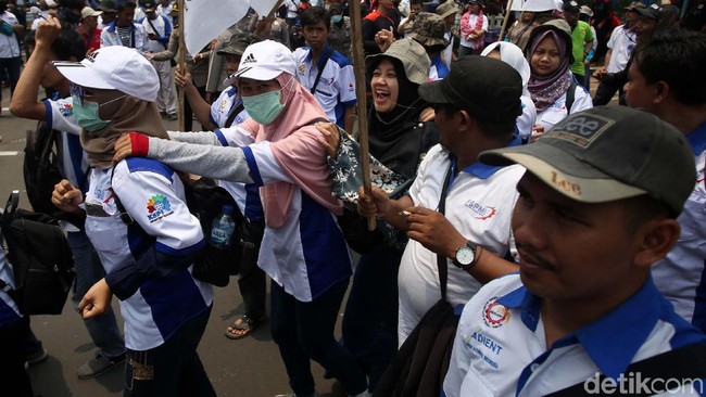 Buruh Tuntut UMP Naik 15%, Pembalut hingga Deodoran di Daftar KHL