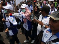 Buruh Tuntut UMP Naik 15%, Pembalut hingga Deodoran di Daftar KHL