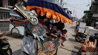 Sejumlah anak-anak menaiki odong-odong berkeliling kawasan Muara Angke, Jakarta Utara, Kamis (31/10/2019). Odong-odong merupakan salah satu hiburan murah meriah bagi anak-anak.