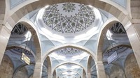 Stasiun Alishe Navoi jadi salah satu yang terindah. Stasiun ini diberi nama berdasarkan seniman Uzbekistan. Dalam stasiun ini kamu bisa menikmati kubah-kubah cantik yang dihias dengan tile berwarna biru. (Taylor Weidman/BBC)