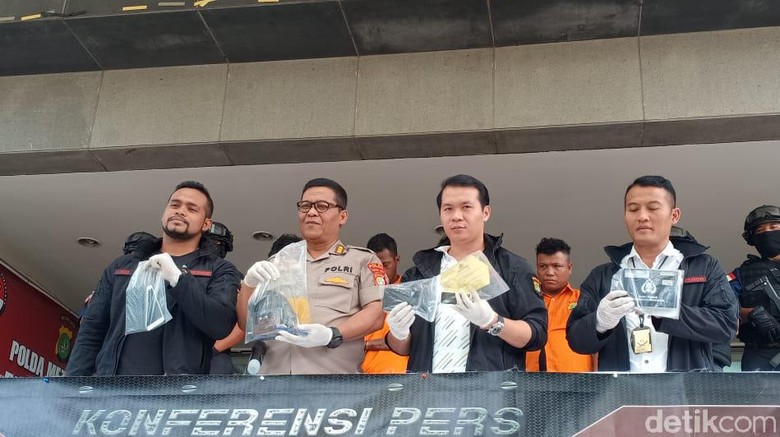 Polisi Tangkap Cucu yang Curi Mercy Kakeknya Polisi Tangkap Cucu yang Curi Mercy Kakeknya