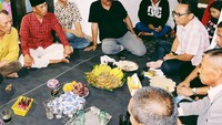 Makan bareng warga itu menyenangkan, sambil ngerumpi banyak hal, tulis Nico di keterangan foto. Nampak ada pisang, jeruk, hingga anggur yang jadi suguhan warga untuk Nico. Foto: Instagram junicosiahaan