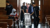 Petugas KPK yang turun dari mobil membawa berkas perkara Wawan dengan menggunakan troli di Pengadilan Tipikor, Jakarta, Kamis (31/10/2019).