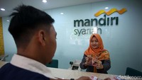 Pegawai melayani nasabah di Kantor Mandiri Syariah Cabang Mayestik, Jakarta.