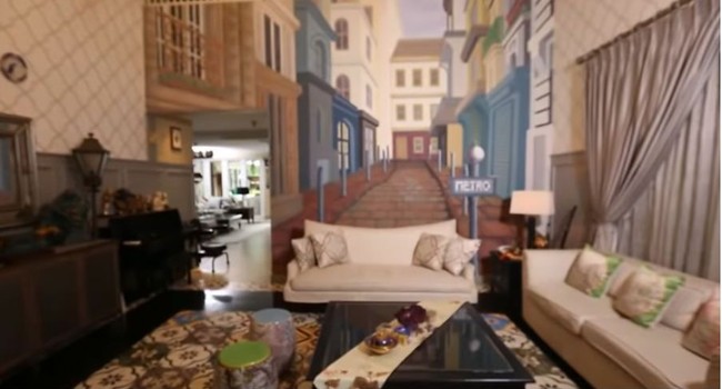 Begitu memasuki rumah Mama Rieta tampak nuansa mewah terpampang dari tempat tinggal ibu tiga anak ini. Seperti ruang tamu dengan banyak pajangan mulai dari patung hingga pedang samurai. Foto: YouTube/Rumah Seleb MNCTV