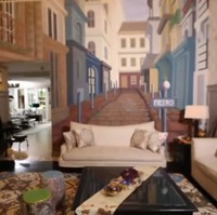 Begitu memasuki rumah Mama Rieta tampak nuansa mewah terpampang dari tempat tinggal ibu tiga anak ini. Seperti ruang tamu dengan banyak pajangan mulai dari patung hingga pedang samurai. Foto: YouTube/Rumah Seleb MNCTV