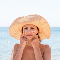 4 Cara Reapply Sunscreen Tanpa Merusak Makeup, Kulit Tetap Terlindungi!