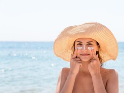 4 Cara Reapply Sunscreen Tanpa Merusak Makeup, Kulit Tetap Terlindungi!