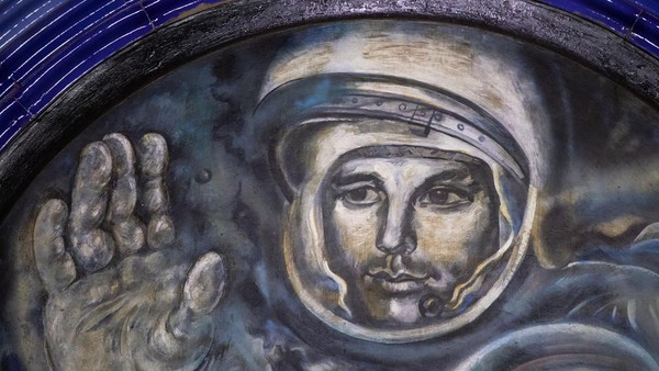 Ada lagi Stasiun Kosmonavtlar dengan tema luas angkasa. Ada mural Yuri Gagarin yang menghiasi dinding stasiun. Sejumlah potret astronot lainnya juga dipajang di sepanjang stasiun. (Taylor Weidman/BBC)