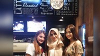 Ratu Meta bahkan mengkhususnya sesi curhat dengan kedua temannya ini dengan mengunjungi sebuah kafe yang berada di Jakarta Selatan. Foto: Instagram @ratu_meta705