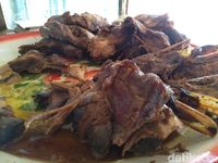 Meski Buruk Rupa, Bebek Bacem Bu Sis Juara Lezatnya