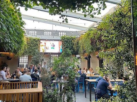 Viral Hijabers Curhat Ditolak Masuk Klub Malam, Diminta Lepas Jilbab