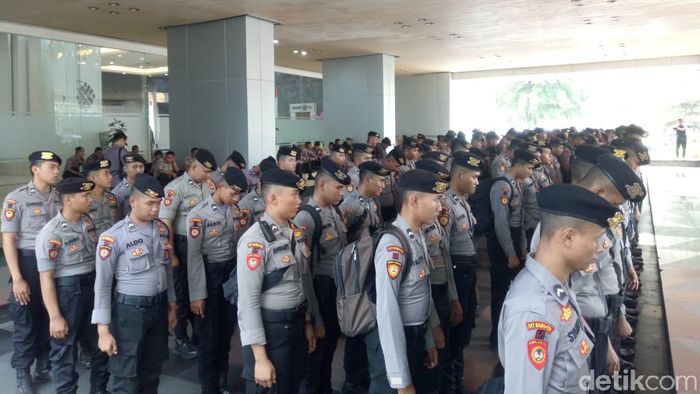 Foto: Pengamanan Kantor Kemnaker jelang Demo Buruh tuntut kenaikan UMP (Anisa Indraini/detikcom)