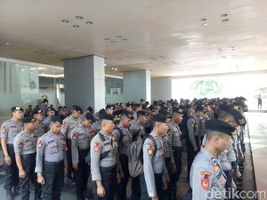 Jelang Demo Buruh, Ratusan Polisi Berjaga di Kemnaker