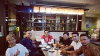 Masih bersama teman-temannya, pria lulusan Fakultas Ekonomi ini sempatkan makan sambil berdiskusi. Saat itu ia ingin menggelar acara peringatan Sumpah Pemuda di Bandung. Foto: Instagram junicosiahaan