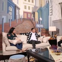 Ada yang menarik dari ruang tamu di rumah Mama Rieta. Pada salah satu bagian dindingnya terdapat lukisan mural berukuran besar. Lukisan bergambar gedung dan jalanan ini sengaja dibuat untuk memberi kesan ruangan lebih luas. Mural ini untuk efek rumah terlihat tinggi dan luas, kata Mama Rieta. Foto: YouTube/Rumah Seleb MNCTV