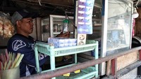 Di odong-odong yang disulap menjadi warung berjalan tersebut warga menjajakan berbagai macam makanan, minuman, hingga bahan kebutuhan sehari-hari.