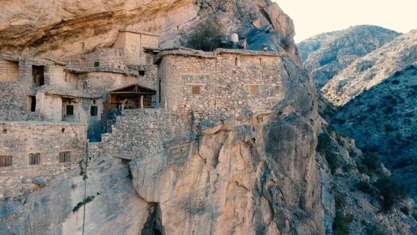 Pegunungan Jabal al Akhdar di Oman punya sebuah pemukiman kecil yang tersembunyi. Desa ini bernama Al Sogara dan berada sekitar 2 jam dari Kota Muscat (BBC)