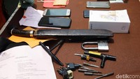 Golok hingga kunci leter T juga diamankan dari para pelaku.