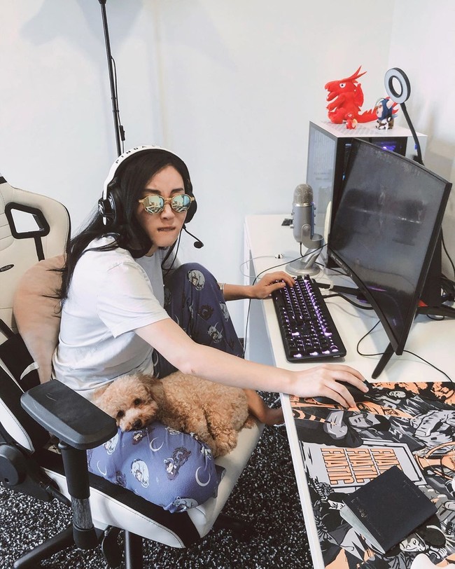  Karena begitu mereka tahu kamu seorang gadis, kamu mendapatkan banyak perhatian, atau kamu mendapatkan semua perhatian negatif, ungkap Pinda kepada Worldofbuzz. Foto: Instagram @pindapandaonly