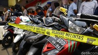Saat ini barang bukti sepeda motor itu telah dipasangi garis polisi.