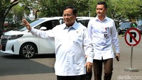 Prabowo nampak mengenakan kemeja putih dan celana berwarna hitam saat tiba di lokasi rapat terbatas tersebut.