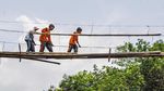 Ngeri, Siswa SD di Lebak Lintasi Jembatan Gantung yang Rusak