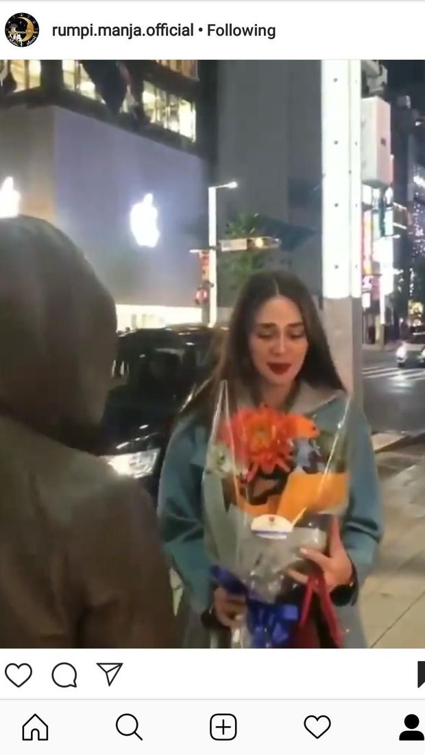 Luna Maya Bahagia Dikasih Bunga, Sama Siapa?