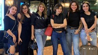 Nampaknya Ratu Meta selalu tampil kompak dengan teman-temannya. Seperti pada foto saat nongkrong di mall ini, mereka kompak dengan bawahan jeans dan atasan berwarna hitam. Foto: Instagram @ratu_meta705
