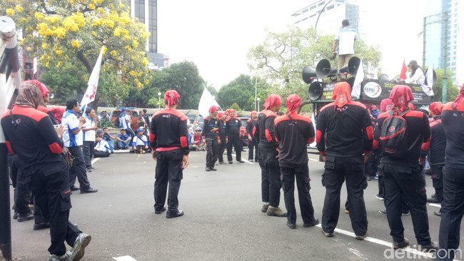 Ribuan Buruh Kepung Kemnaker Minta UMP Naik 15%